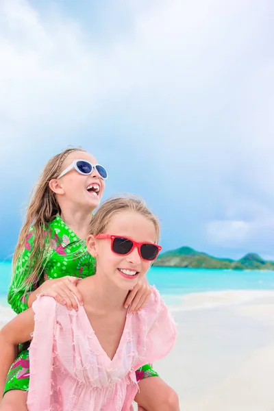 Kinderen die plezier hebben aan het tropische strand tijdens tropische zomervakantie spelen samen op het strand — Stockfoto