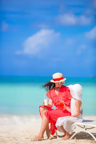 어머니와 딸이 열대 해변에서 휴가를 즐기는 모습 — 스톡 사진