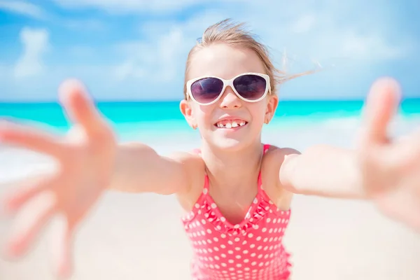 Retrato de la niña feliz en la playa tropical en la isla exótica —  Fotos de Stock