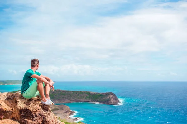 Young man enjoying breathtaking views from Shirley Heights on tropical Antigua island in Caribbean — Stock Photo, Image