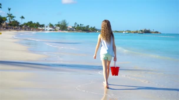 Entzückende kleine Mädchen mit Busket Wandern am Strand Urlaub — Stockvideo