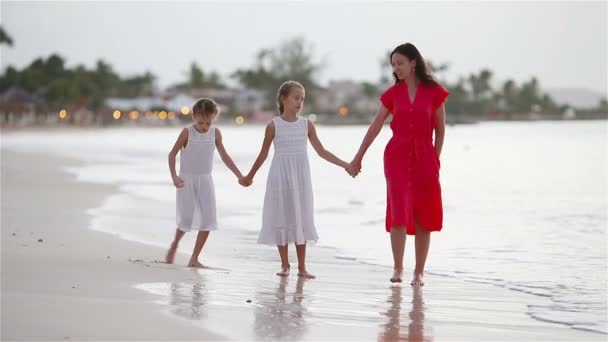 Famiglia di mamma e bambini che camminano al tramonto — Video Stock