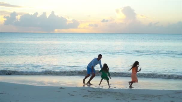 夕暮れ時のビーチの時間を楽しんでいる家族。スローモーション — ストック動画