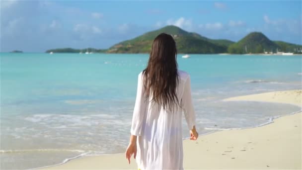 Joven hermosa mujer divirtiéndose en la orilla del mar tropical. Chica feliz caminando en la playa tropical de arena blanca. MOCIÓN LENTA — Vídeo de stock