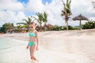 Sevimli küçük çocuk sahilde