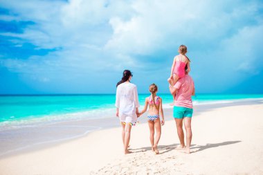 Aile arkadan görünüm Karayipler tatil
