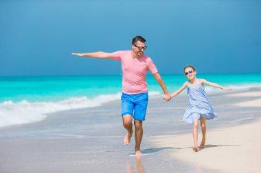 Beyaz kum plaj üzerinde aile eğlence