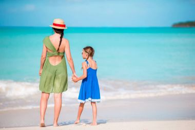 Aile Eğlence beyaz kum üzerinde. Genç anne ve güneşli bir günde kumlu plajda oynayan sevimli çocuk