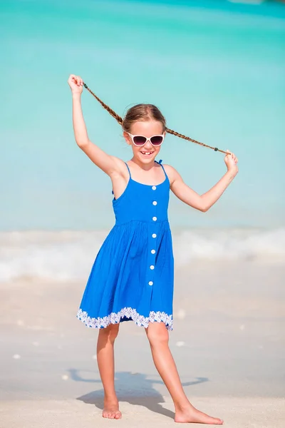 夏休みの間にビーチで愛らしい女の子 — ストック写真