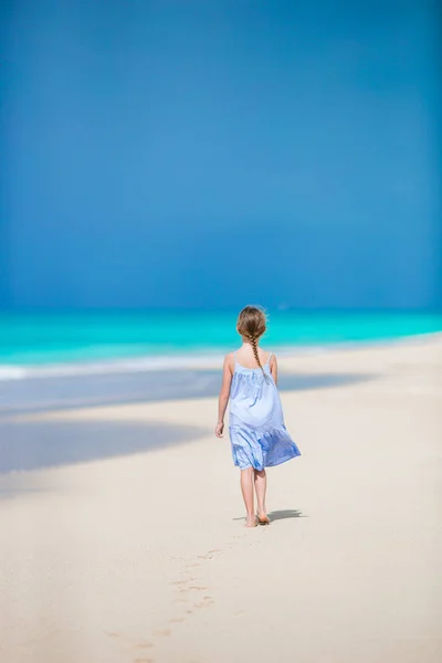 Schattig klein meisje op het strand — Stockfoto