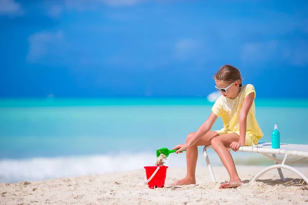 Adorable little girl playing with toys on beach vacation. Kid play with sand — Stock Photo, Image