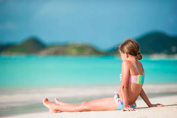 Rozkošné malé dítě na pláži — Stock fotografie