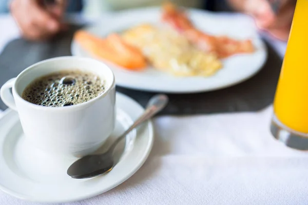 おいしいおいしいブラック コーヒーと屋外カフェで朝食にフレッシュ ジュース — ストック写真