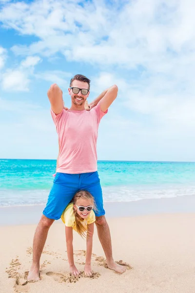 Familjekul på vit sandstrand — Stockfoto