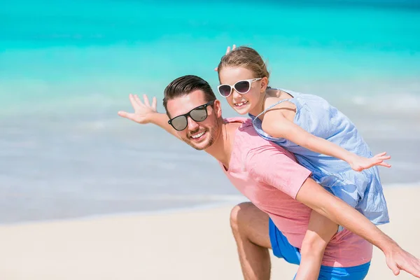 Aile Eğlence beyaz kum üzerinde. Baba ve güneşli bir günde kumlu plajda oynayan sevimli çocuk gülümseyen — Stok fotoğraf