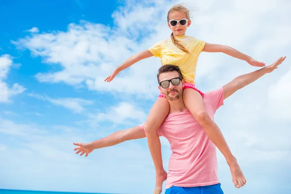 Familienspaß auf weißem Sand. Lächelnder Vater und entzückendes Kind spielen an einem sonnigen Tag am Sandstrand — Stockfoto