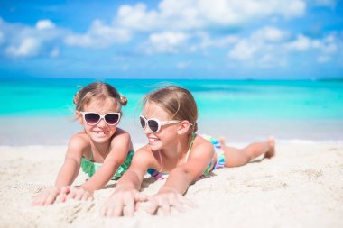 Sıcak beyaz kum üzerinde yalan çocuk portresi