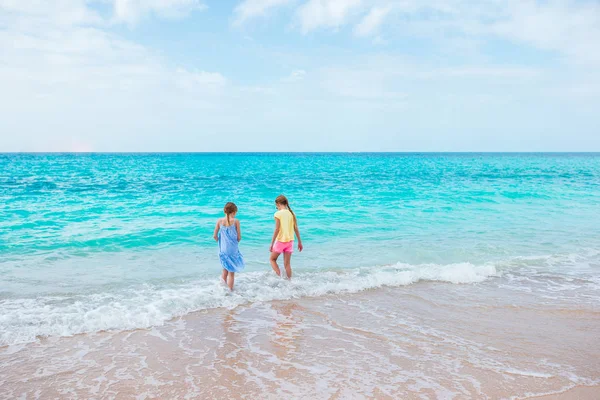 Mutlu küçük kızlar sahilde dalgalar ile oynamak — Stok fotoğraf