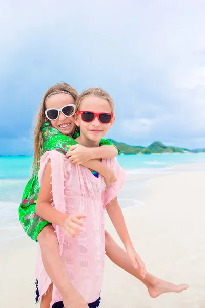 Malé dívky baví na tropické pláži hrát spolu — Stock fotografie