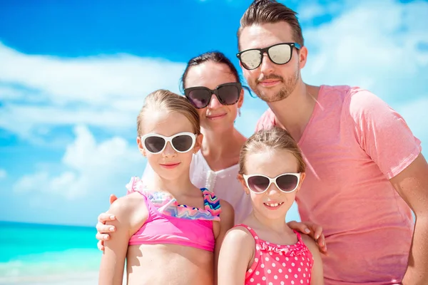 Retrato de família bonita feliz na praia branca — Fotografia de Stock