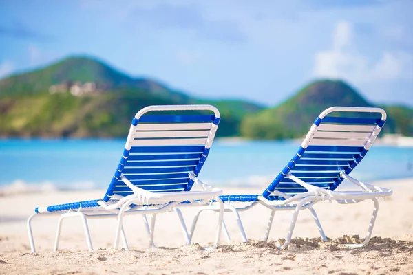 Due sedie a sdraio sulla bellissima spiaggia tropicale alle Maldive — Foto Stock