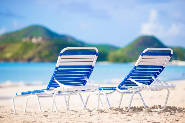 Zwei Liegestühle am wunderschönen tropischen Strand der Malediven — Stockfoto