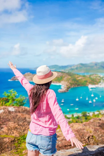 Genç turist kadın Shirley Heights, Antigua, cennet defne Karayip Denizi tropikal Adası'nda İngilizce liman manzaralı — Stok fotoğraf
