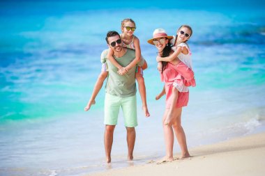 Mutlu aile beach tatil