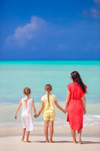 Piękne matki i jej urocze małe dzieci na plaży — Zdjęcie stockowe