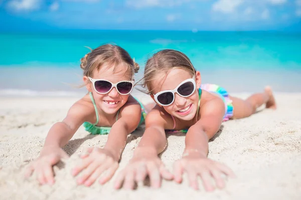 Dzieci na plaży z bliska — Zdjęcie stockowe
