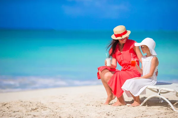 Família na praia sentada nas cadeiras de praia — Fotografia de Stock