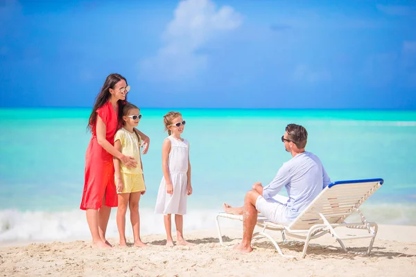 Feliz hermosa familia en unas vacaciones en la playa tropical — Foto de Stock