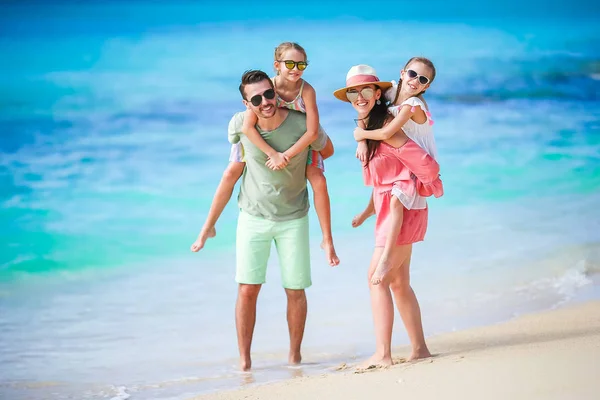 Happy Family vacances sur la plage — Photo