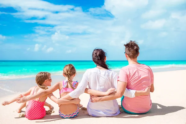 Feliz hermosa familia en la playa blanca — Foto de Stock