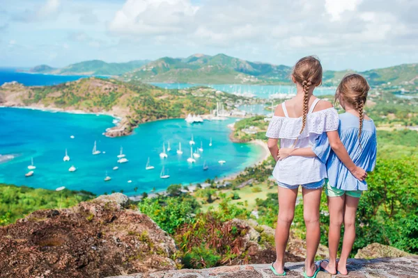 Ufak güzel ünlü görünümüyle çocuklar. Shirley Heights, Antigua, cennet defne Karayip Denizi tropikal Adası'nda İngilizce Harbor görünümünden — Stok fotoğraf