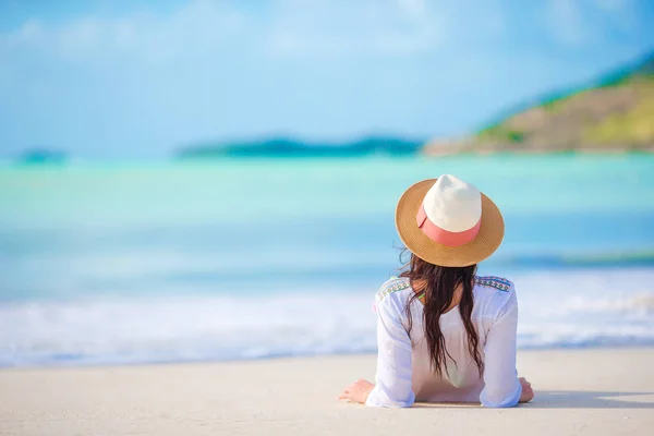 Junge Frau genießt das Sonnenbad am perfekten türkisfarbenen Meer. — Stockfoto