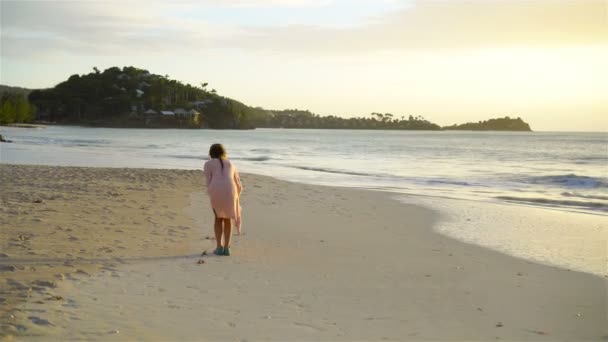 Чарівні щасливий маленька дівчинка йшов по пляжу з білим на карибський острів — стокове відео