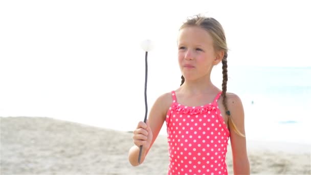 Очаровательная маленькая девочка на пляже развлекается. Медленное движение — стоковое видео