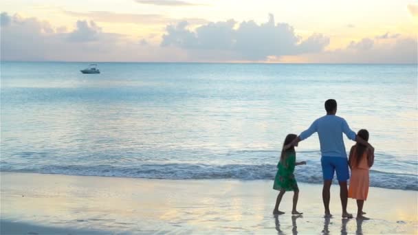 Vater und Kinder genießen den tropischen Sommerurlaub am Strand. Zeitlupe — Stockvideo