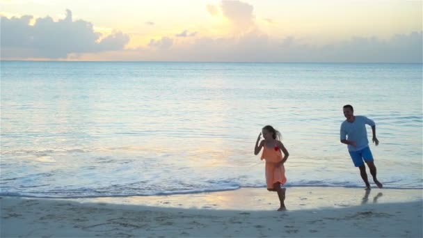 Отец и маленькие дочери наслаждаются пляжными летними тропическими каникулами. Медленное движение — стоковое видео
