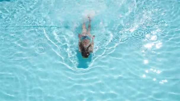 Adorável menina nadar na piscina exterior — Vídeo de Stock