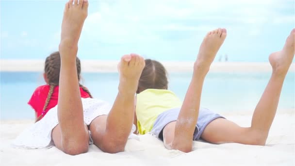 Чарівні маленькі дівчата на пляжі під час літніх канікул — стокове відео