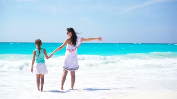 Mooie moeder en dochter op Caribisch strand — Stockvideo