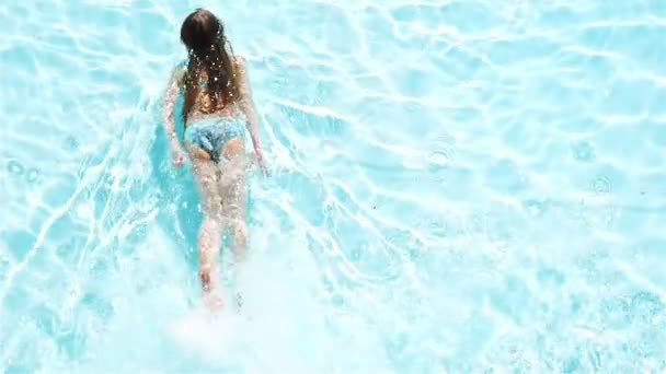 Linda niña hermosa nadar en la piscina al aire libre — Vídeo de stock