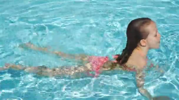 Linda niña hermosa nadar en la piscina al aire libre — Vídeos de Stock