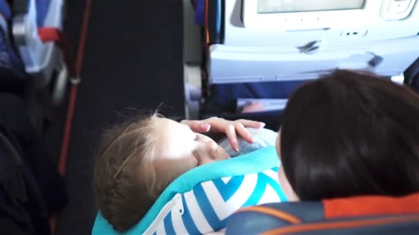 항공 여행 비행 동안 비행기에서 자 고 하는 어린 소녀. 어머니 딸 비행기로 여행 — 비디오