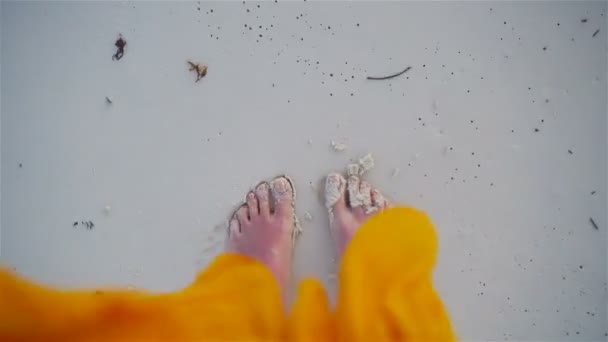 オーシャン ビーチ、海砂に足の休暇。白い砂浜で女性の足のクローズ アップ — ストック動画
