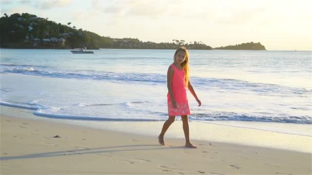 Aranyos kis lány, strandon, nyaralás során. Lassú mozgás — Stock videók