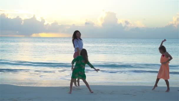 Adorables niñas y madres jóvenes divirtiéndose en la playa blanca. MOCIÓN LENTA — Vídeo de stock