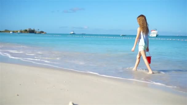 Adorable petite fille avec busket marche sur les vacances à la plage — Video